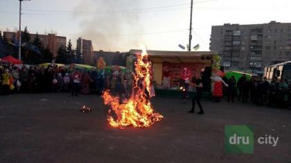 На Масленицу в Дружковке «зажигали «секс-бомбы»»