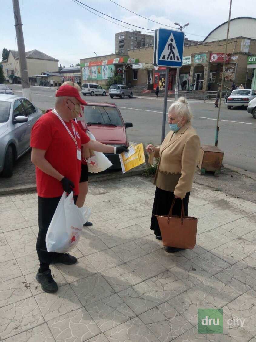 Красный Крест в Дружковке раздавал защитные маски