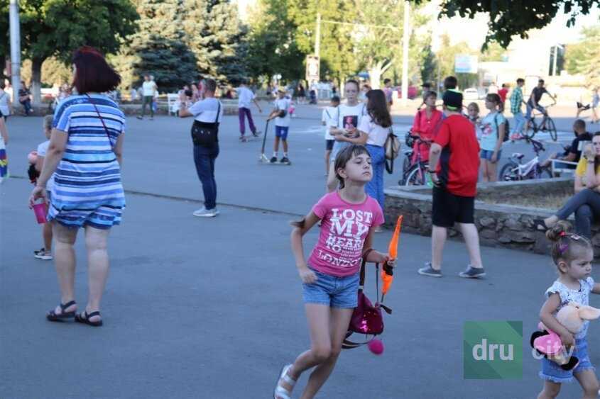 Спортивные площадки на площади Молодежной в Дружковке