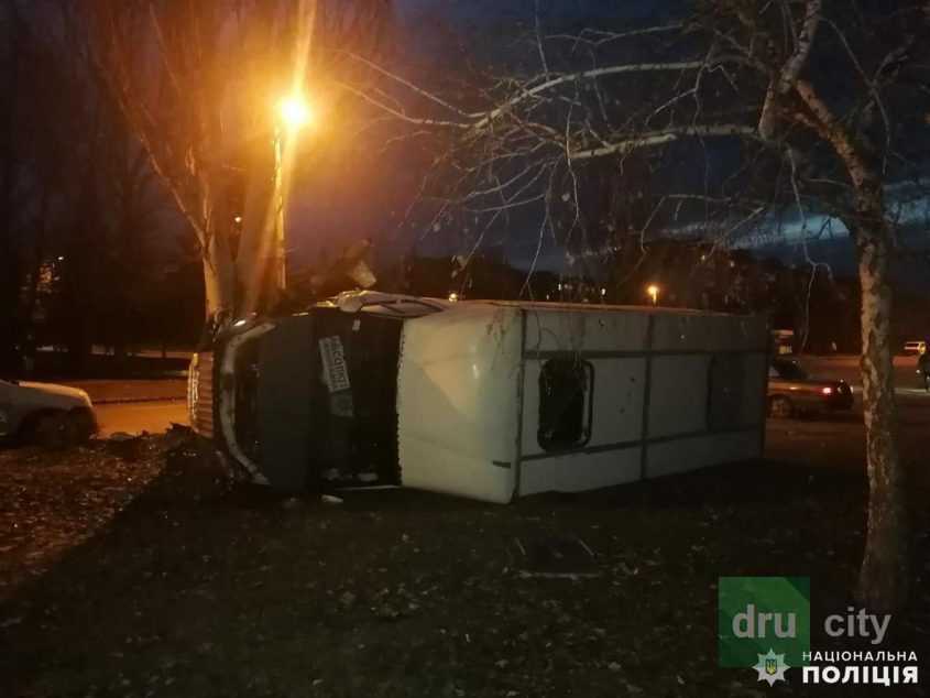 В Дружковке перевернулся автобус с людьми: водитель в тяжелом состоянии