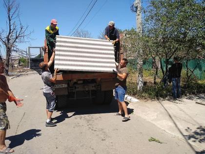 Люди, пострадавшие от ракетно-бомбового удара получили стройматериалы