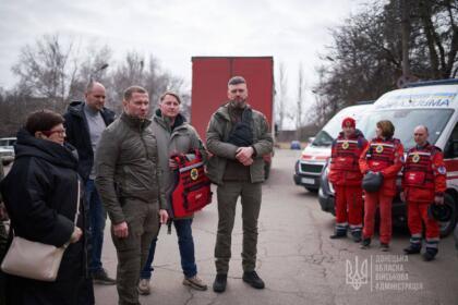 Очередную партию бронежилетов для медиков Донетчины передали волонтеры