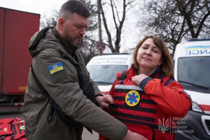 Очередную партию бронежилетов для медиков Донетчины передали волонтеры