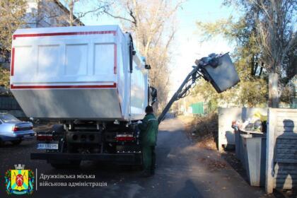 Нові сміттєвози ДКАТП в роботі