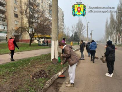 У місті прибирають опале листя