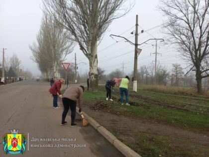 У місті прибирають опале листя