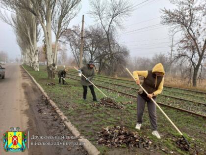 У місті прибирають опале листя