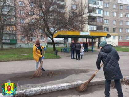 У місті прибирають опале листя