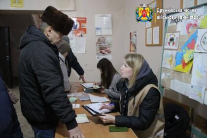 65 домогосподарств Олексієво-Дружківки отримали набори будівельних матеріалів