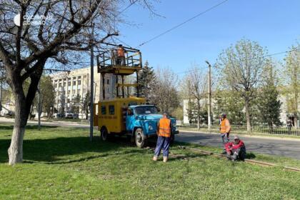 Дружковские коммунальщики устраняют последствия обстрела