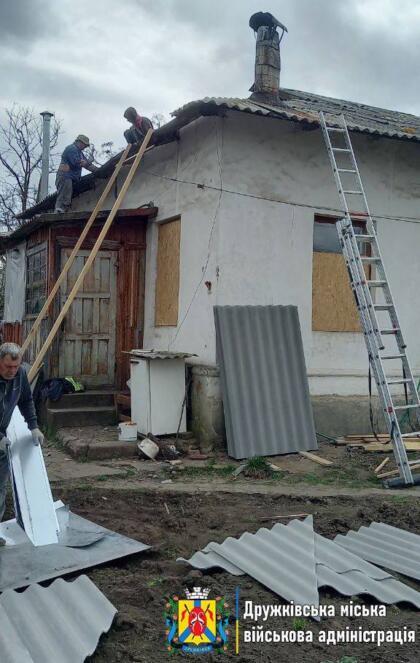 У Дружківці тривають роботи з відновлення пошкоджених осель мешканців