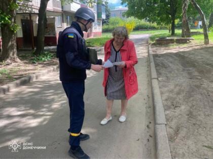 Напередодні Великодня рятувальники провели профілактичний рейд з мешканцями міста Дружківка