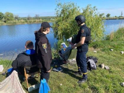 Відпочинок на відкритих ділянках біля водойм небезпечний