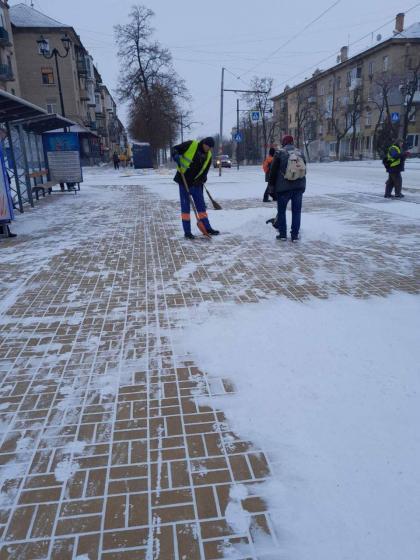 Комунальні служби працюють на вулицях міста