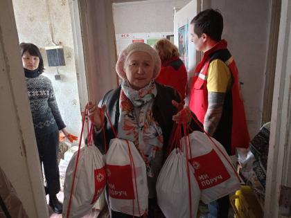 Волонтери Червоного хреста знову на передовій допомоги