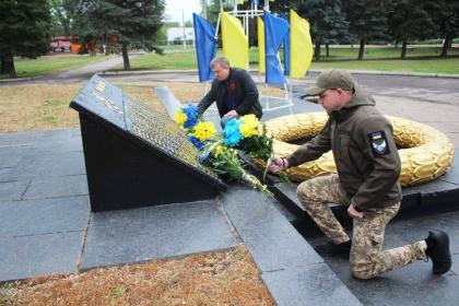 У Дружківці пройшла церемонія покладання квітів до Обеліску воїнів-визволителей