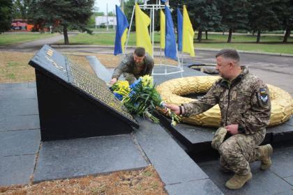 У Дружківці пройшла церемонія покладання квітів до Обеліску воїнів-визволителей