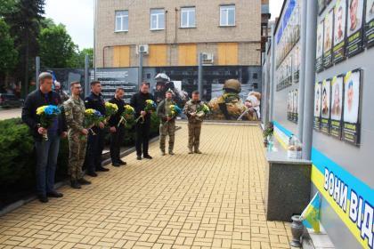 У Дружківці пройшла церемонія покладання квітів до Обеліску воїнів-визволителей