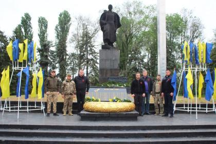 У Дружківці пройшла церемонія покладання квітів до Обеліску воїнів-визволителей