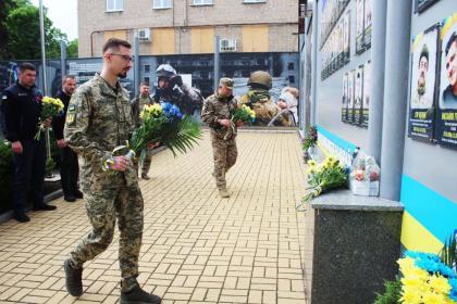 У Дружківці пройшла церемонія покладання квітів до Обеліску воїнів-визволителей
