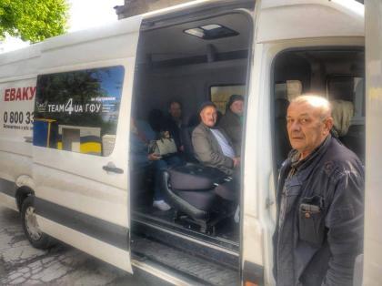 Ще 16 донеччан евакуювали до Рівненської та Полтавської областей
