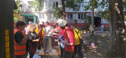 Товариство Червоного Хреста України забезпечило гарячими обідами комунальників